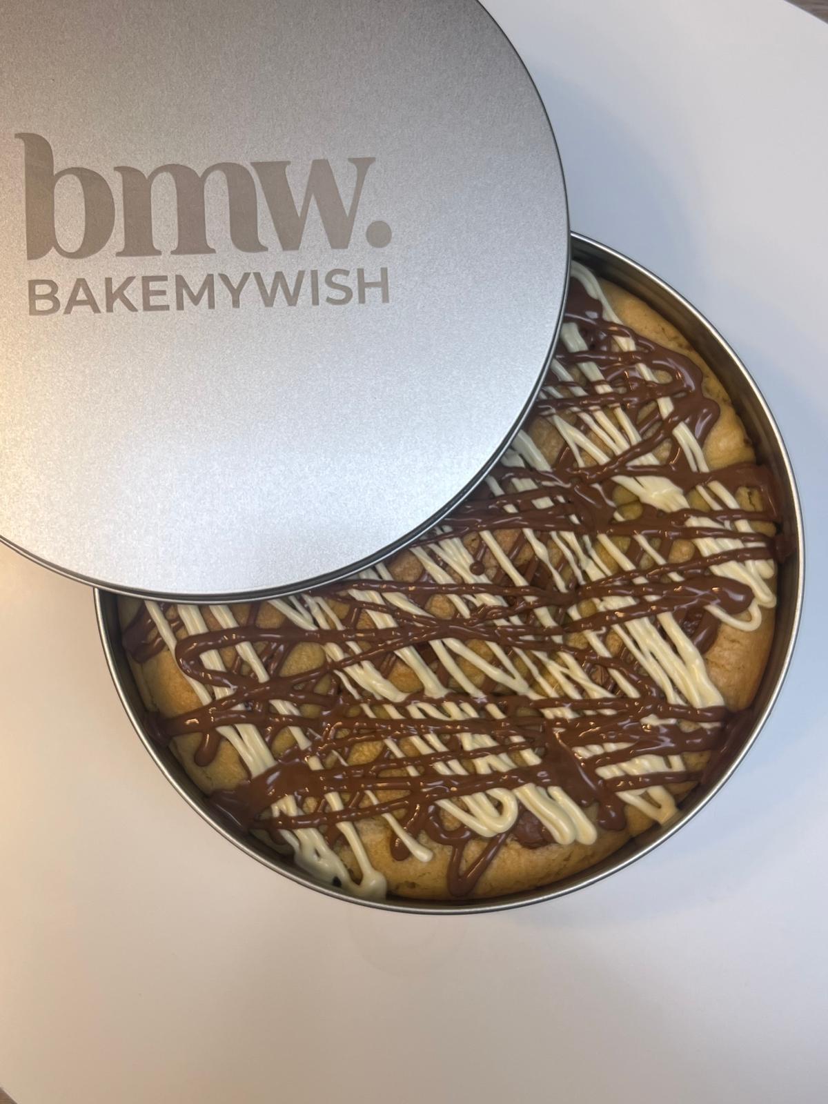 Dubai Chocolade Cookie Tin in een zilverkleurig BAKEMYWISH-blik met lichte en donkere chocoladedecoratie
