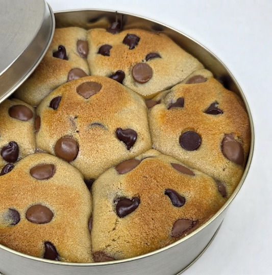 Chocoladechip cookiecake in een ronde blik met deksel